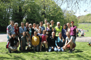 Onze groep picknickt in het park van Laken (mei 2016)